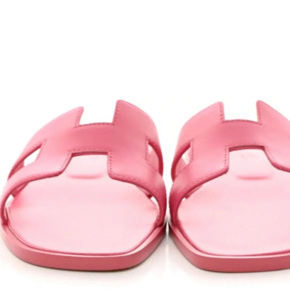 HERMES Oran sandal 
Rose De Venise
Gently used 
Wore 1 time on a vacation - Picture 4 of 12